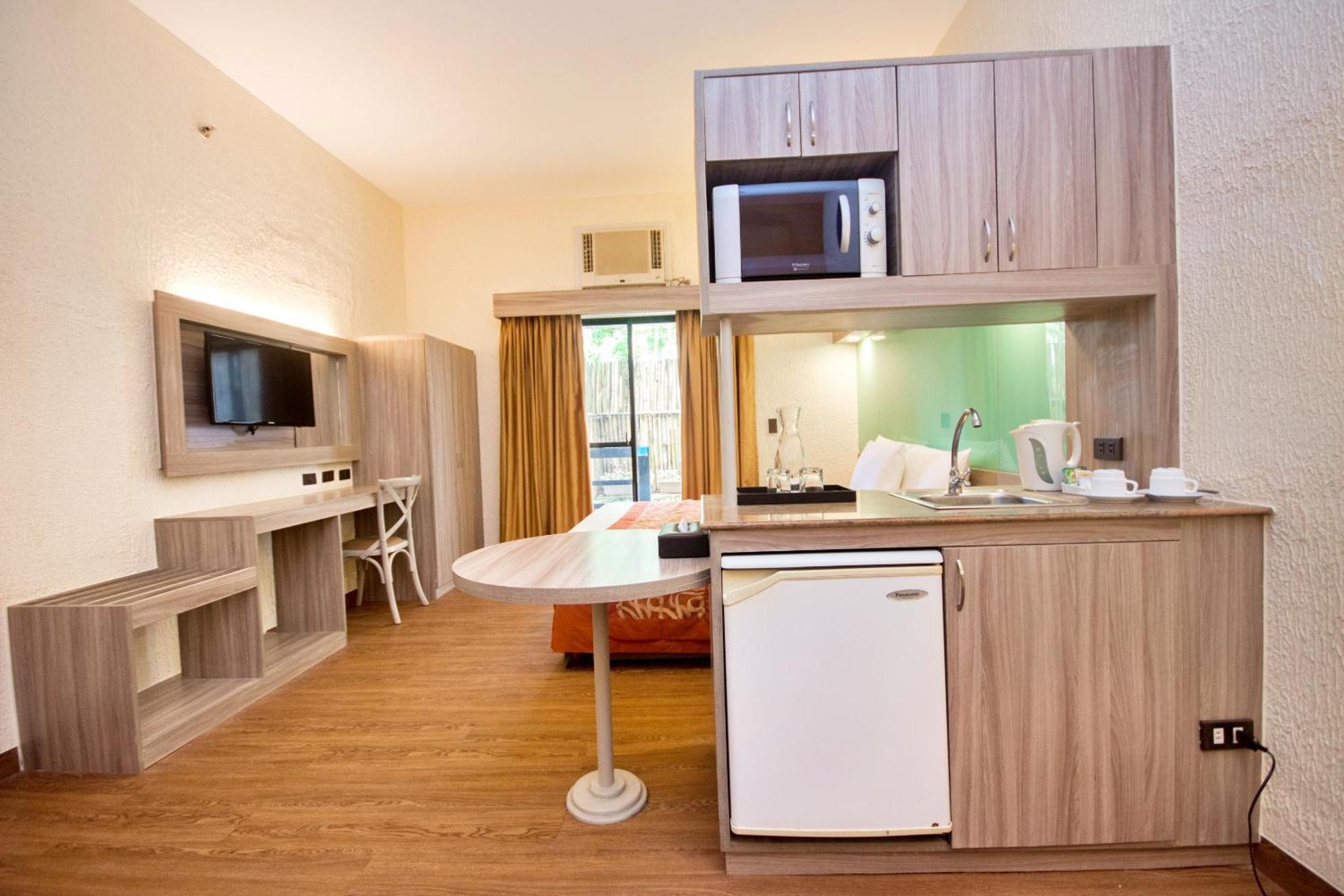 Microtel By Wyndham Boracay Resort Balabag (Boracay)